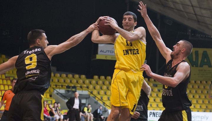 Inter zdolal pohodlne Handlovú, vonku vyhrala iba Karlovka